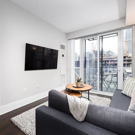 Dwtn Condo Near Cn Tower! W/ Free Parking โตรอนโต ภายนอก รูปภาพ