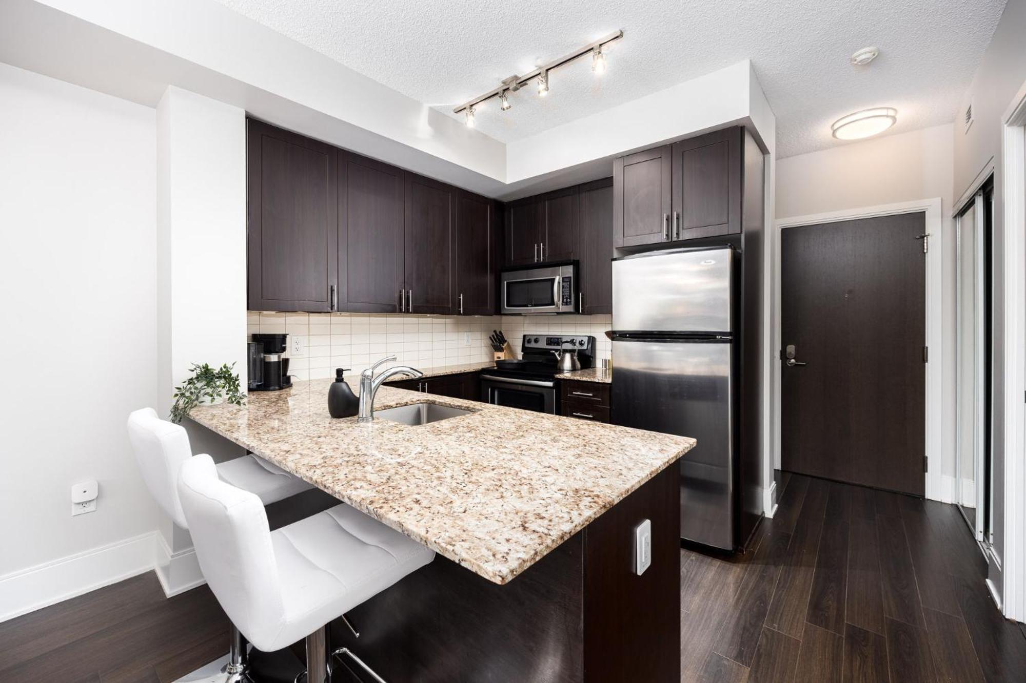 Dwtn Condo Near Cn Tower! W/ Free Parking โตรอนโต ภายนอก รูปภาพ
