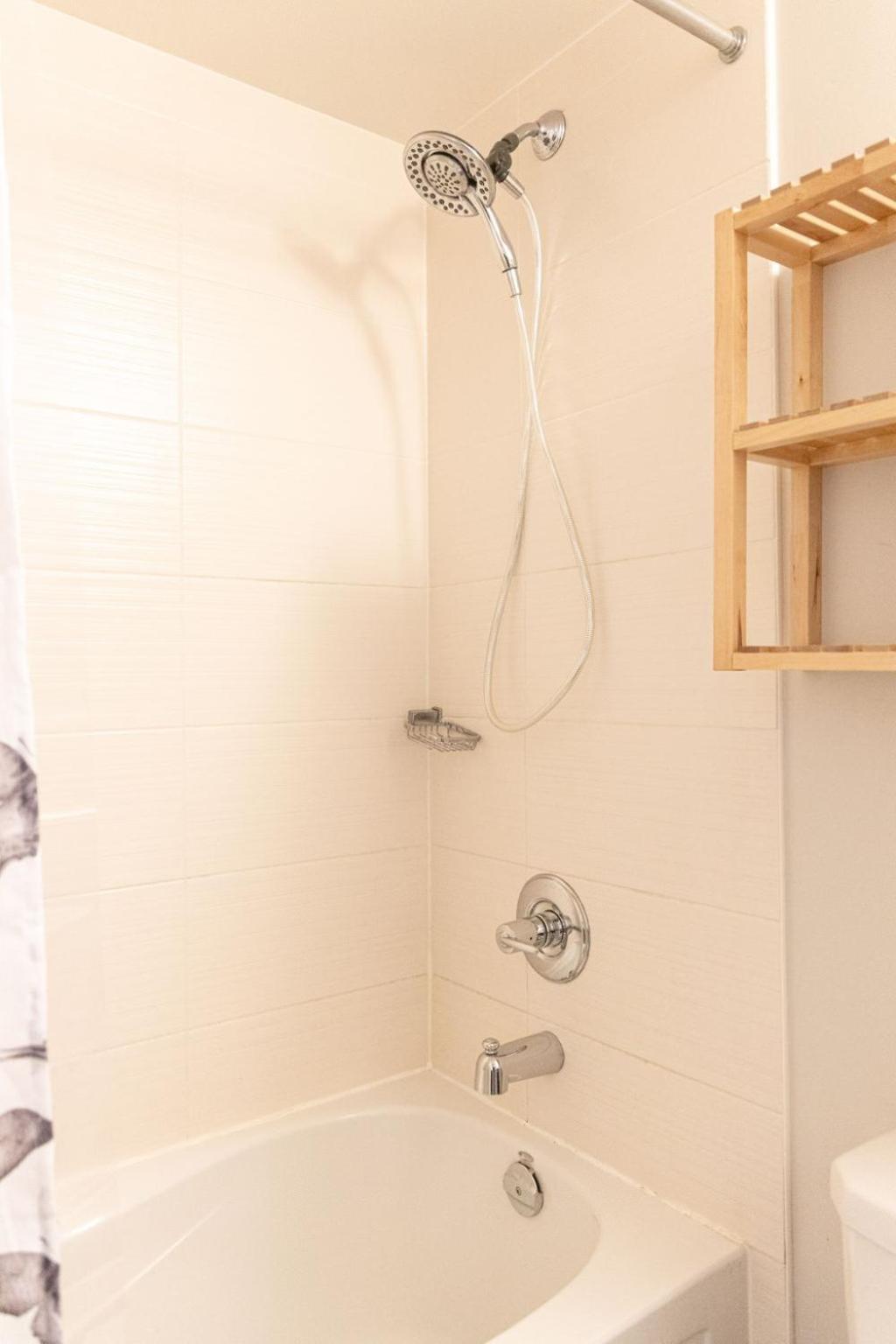 Dwtn Condo Near Cn Tower! W/ Free Parking โตรอนโต ภายนอก รูปภาพ