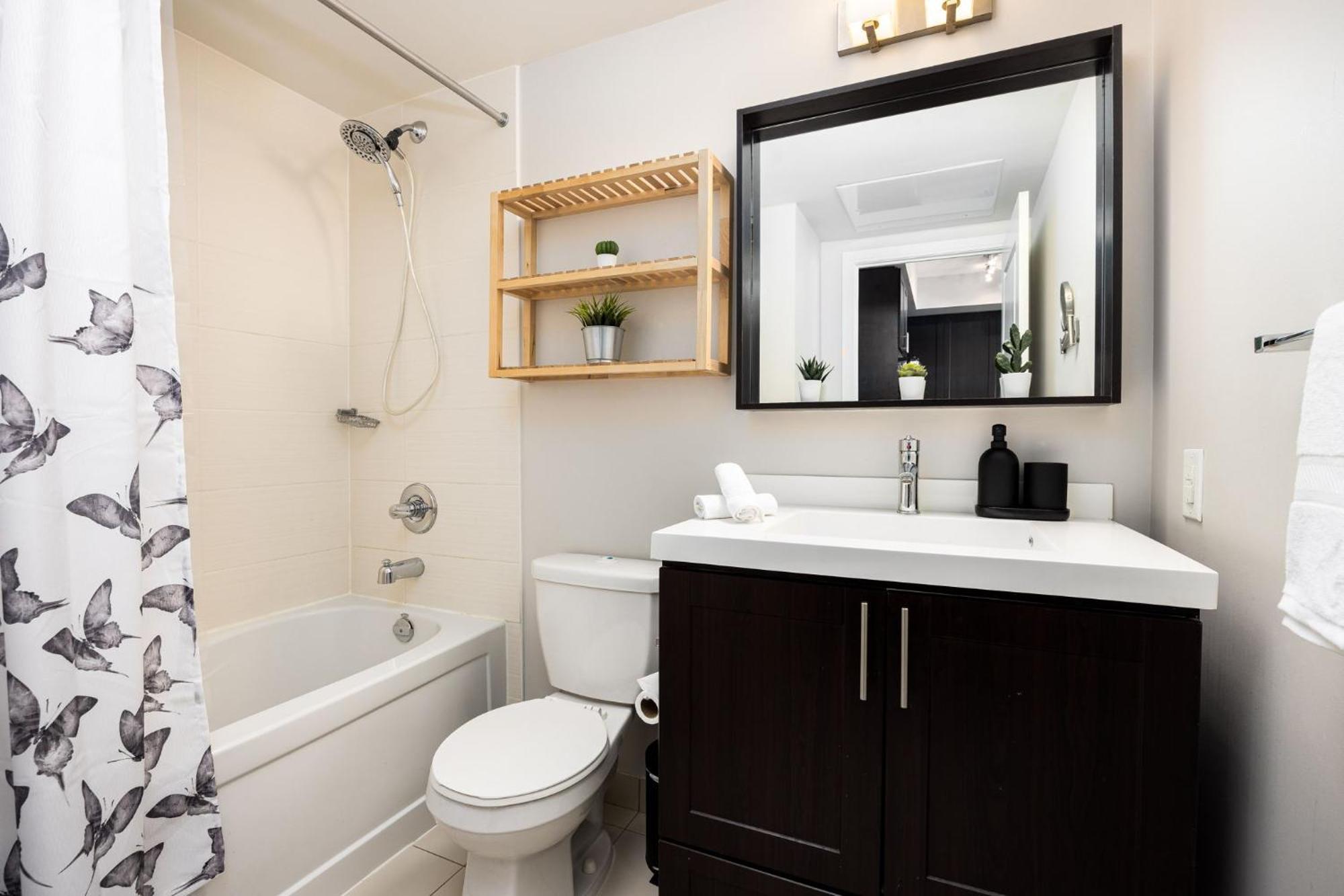 Dwtn Condo Near Cn Tower! W/ Free Parking โตรอนโต ภายนอก รูปภาพ