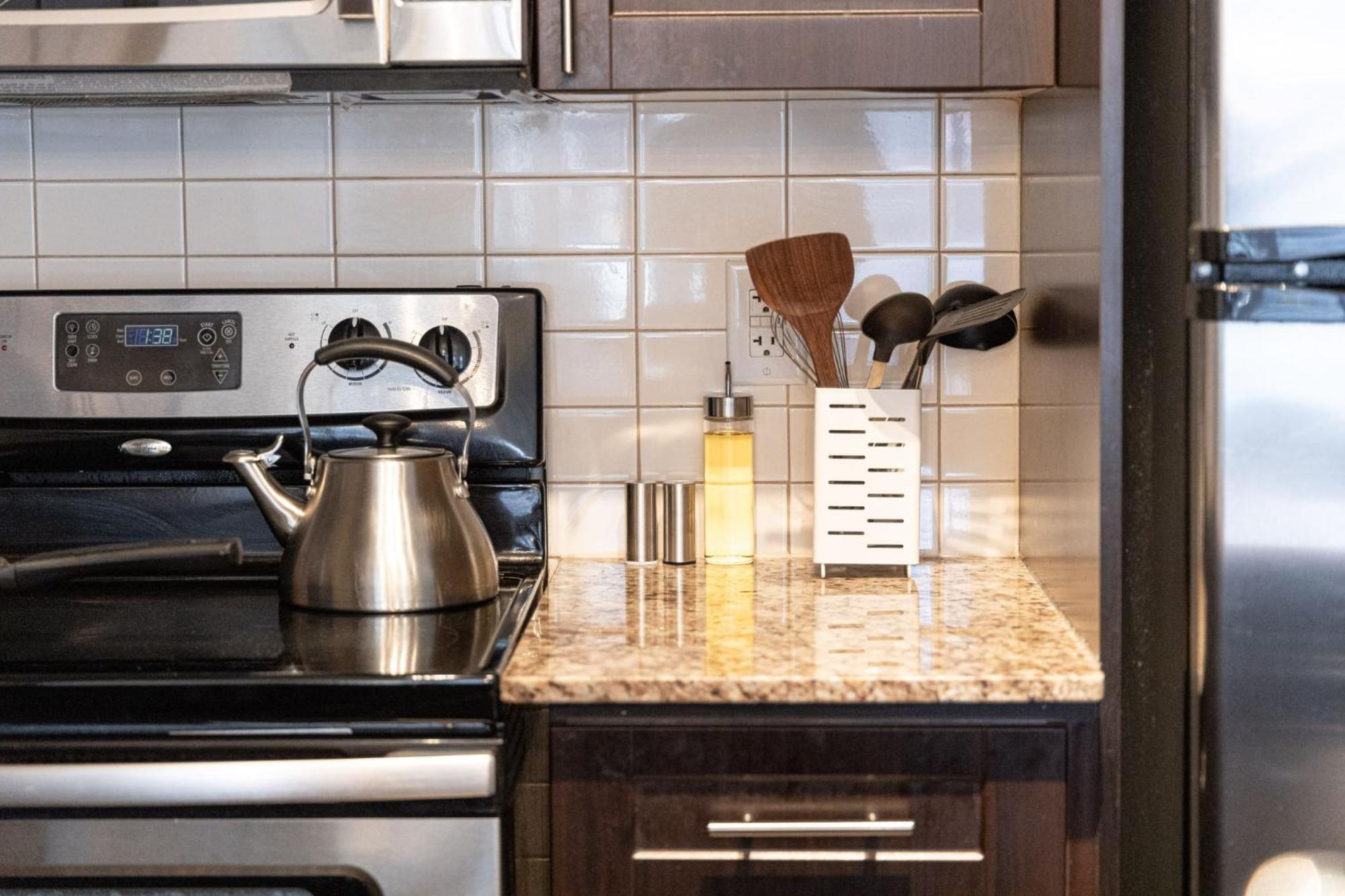 Dwtn Condo Near Cn Tower! W/ Free Parking โตรอนโต ภายนอก รูปภาพ